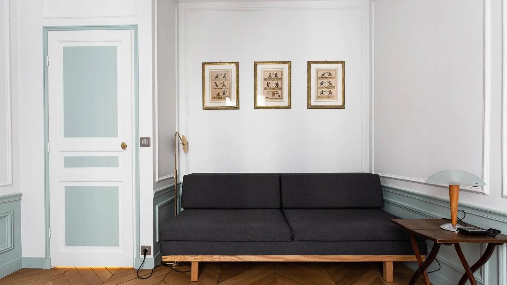 Apartment Veeve - Classical Features In The 9th