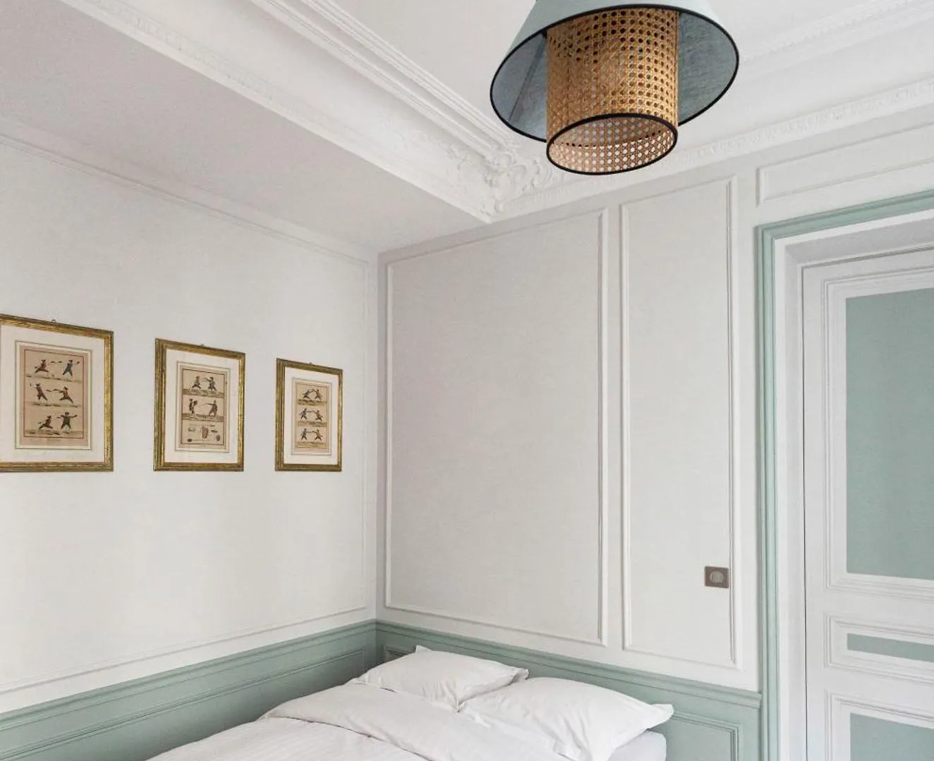 Veeve - Classical Features In The 9th Apartment Paris