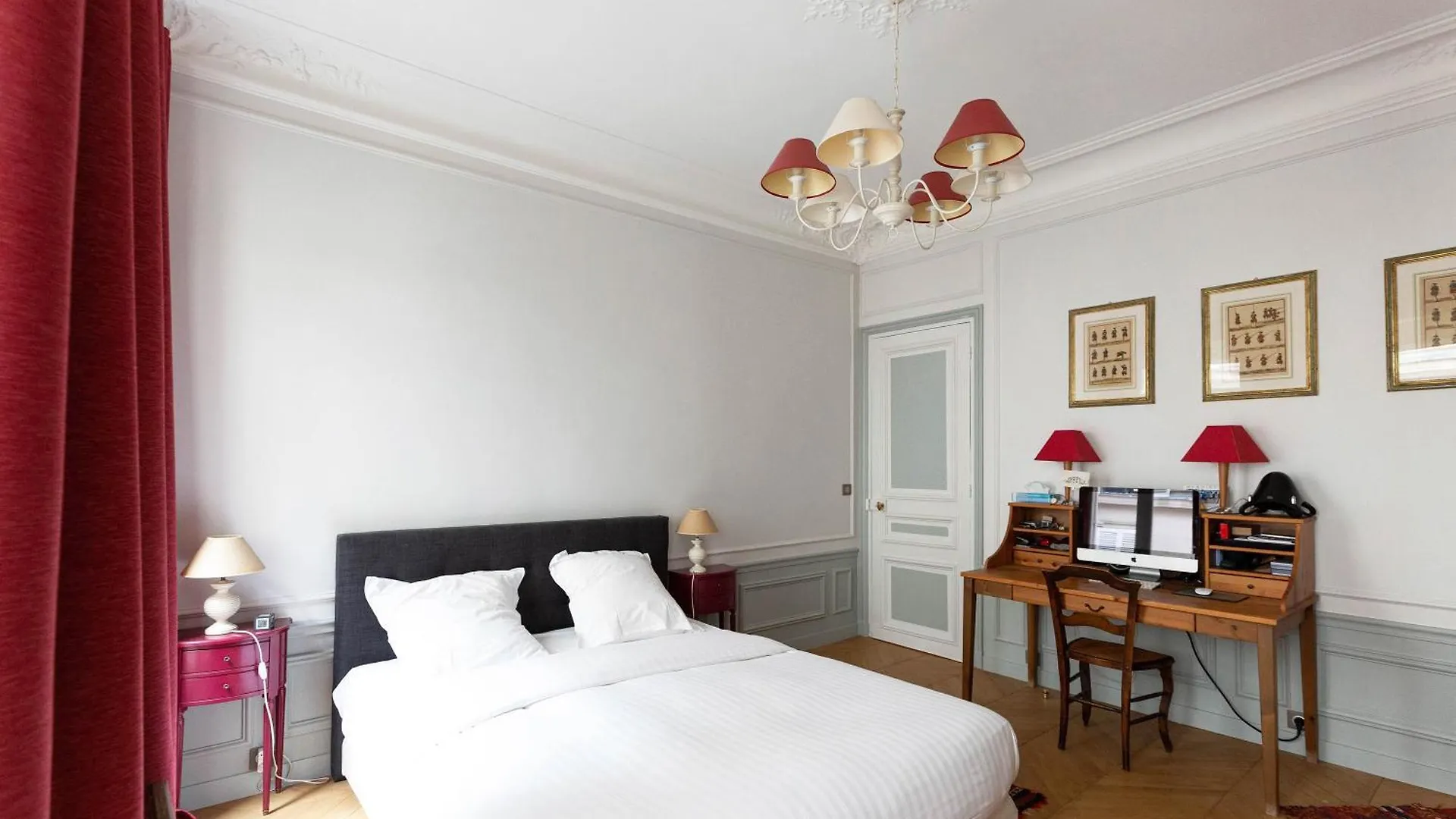 Veeve - Classical Features In The 9th Apartment *