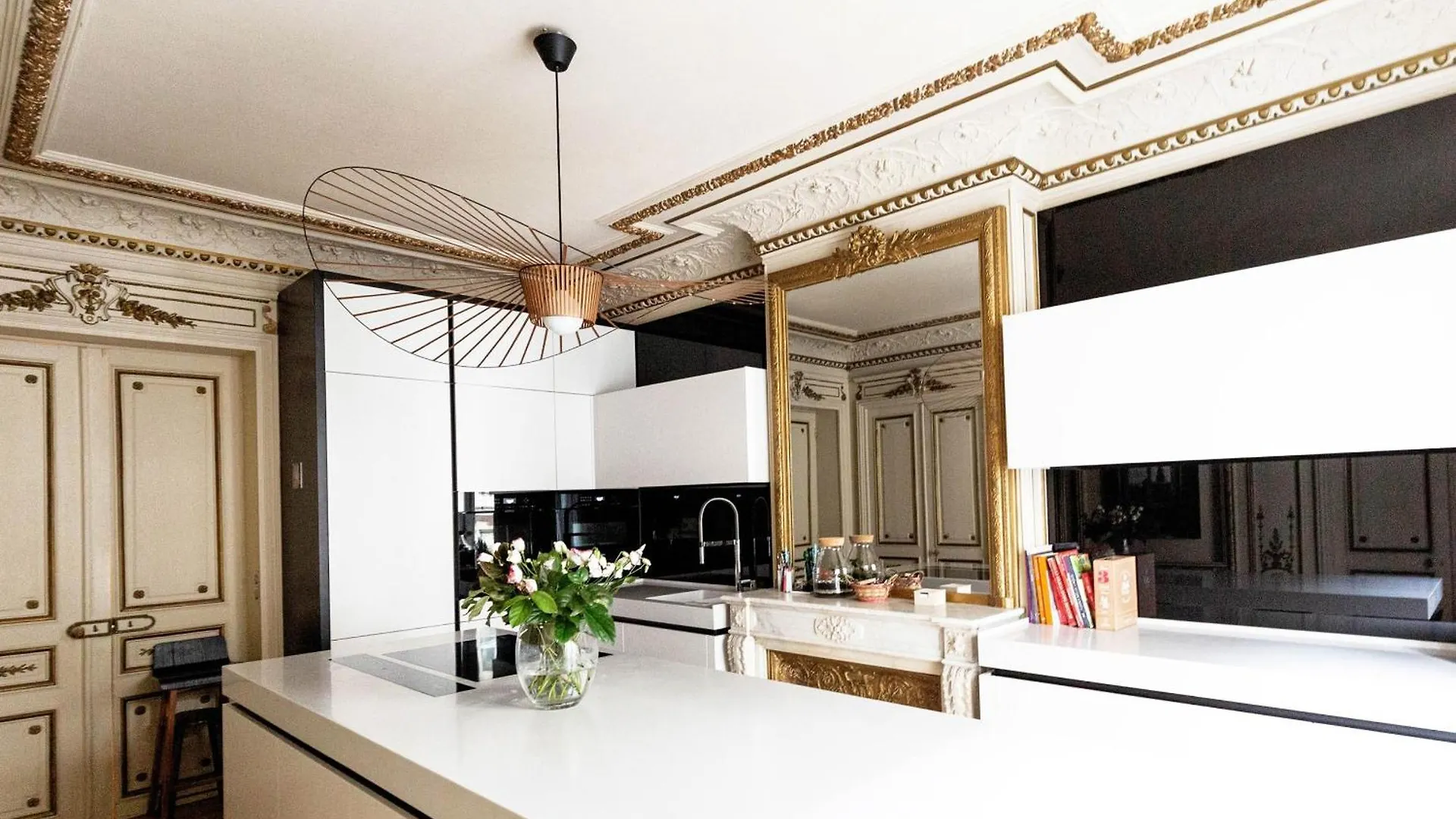 Apartment Veeve - Classical Features In The 9th *