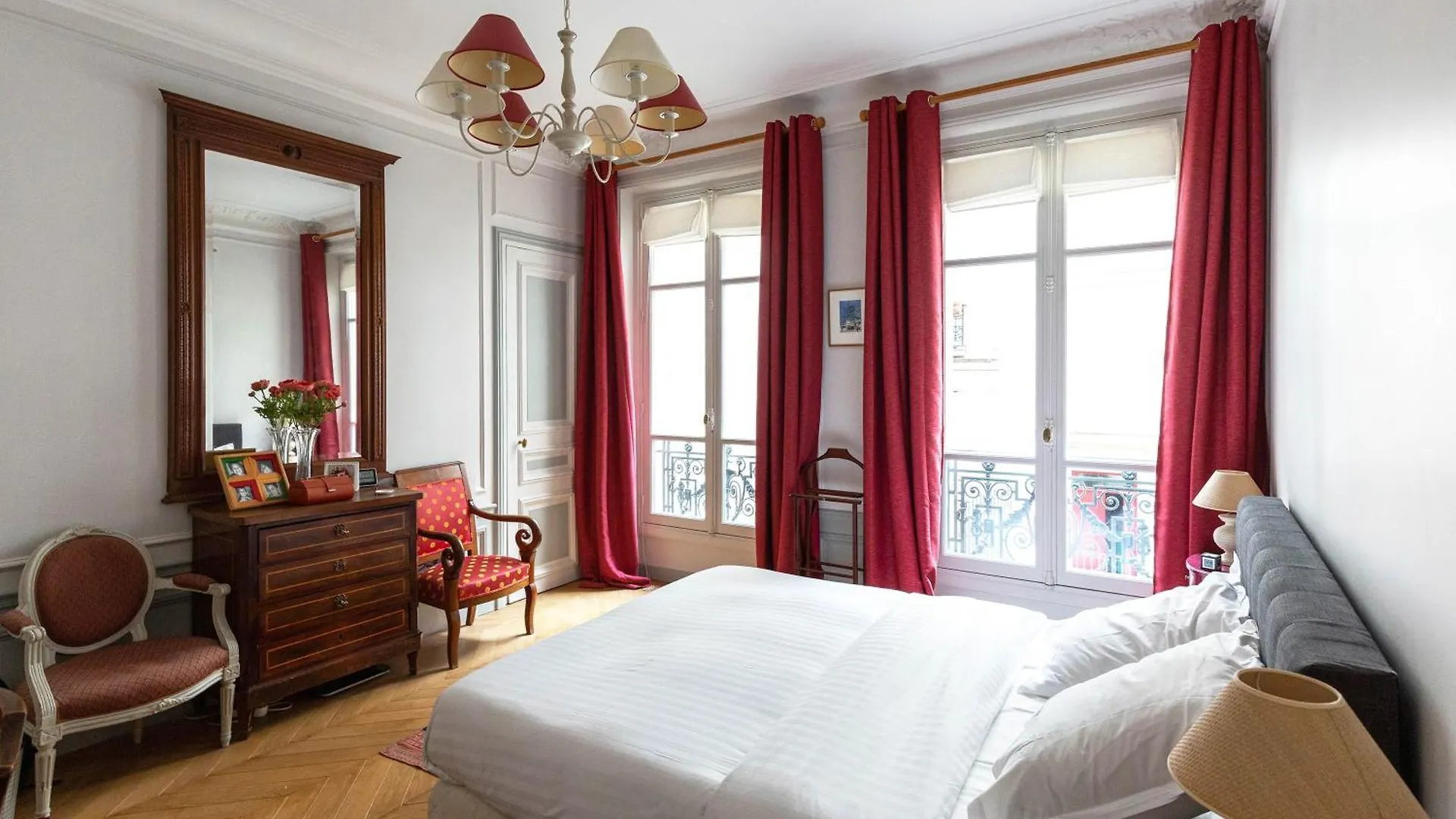 Apartment Veeve - Classical Features In The 9th