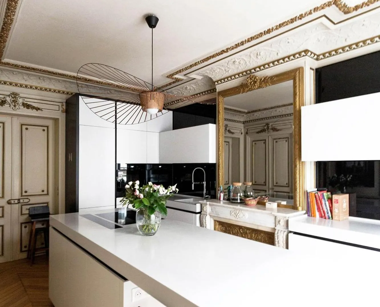 Veeve - Classical Features In The 9th Apartment Paris