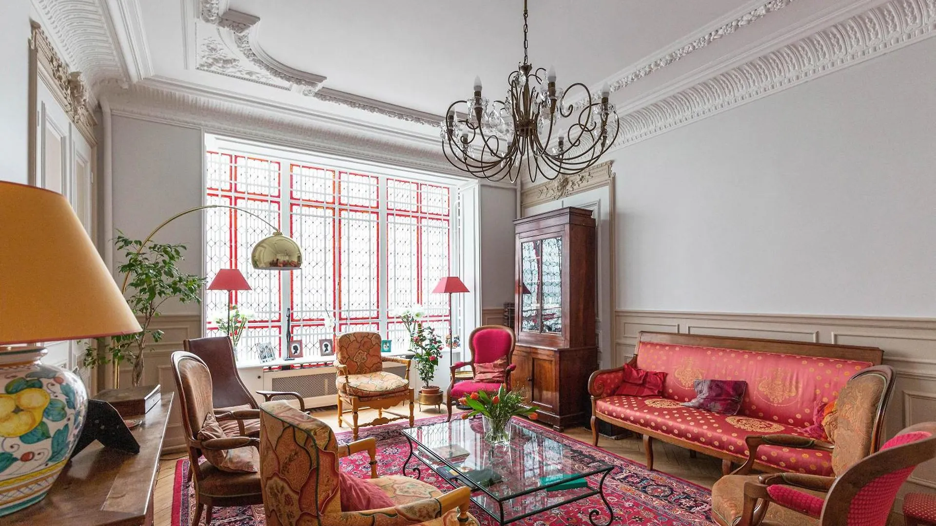 Apartment Veeve - Classical Features In The 9th