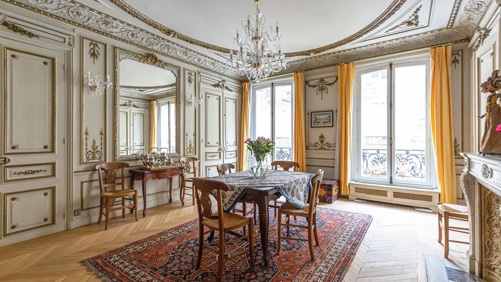 Veeve - Classical Features In The 9th * Paris
