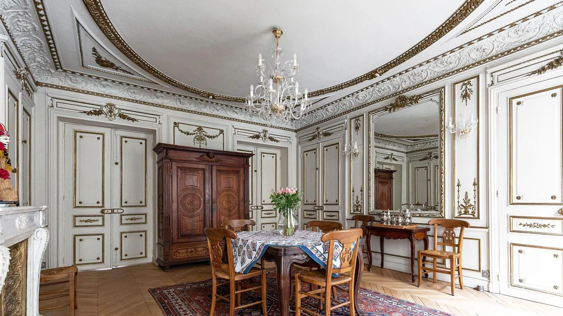 Veeve - Classical Features In The 9th * Paris