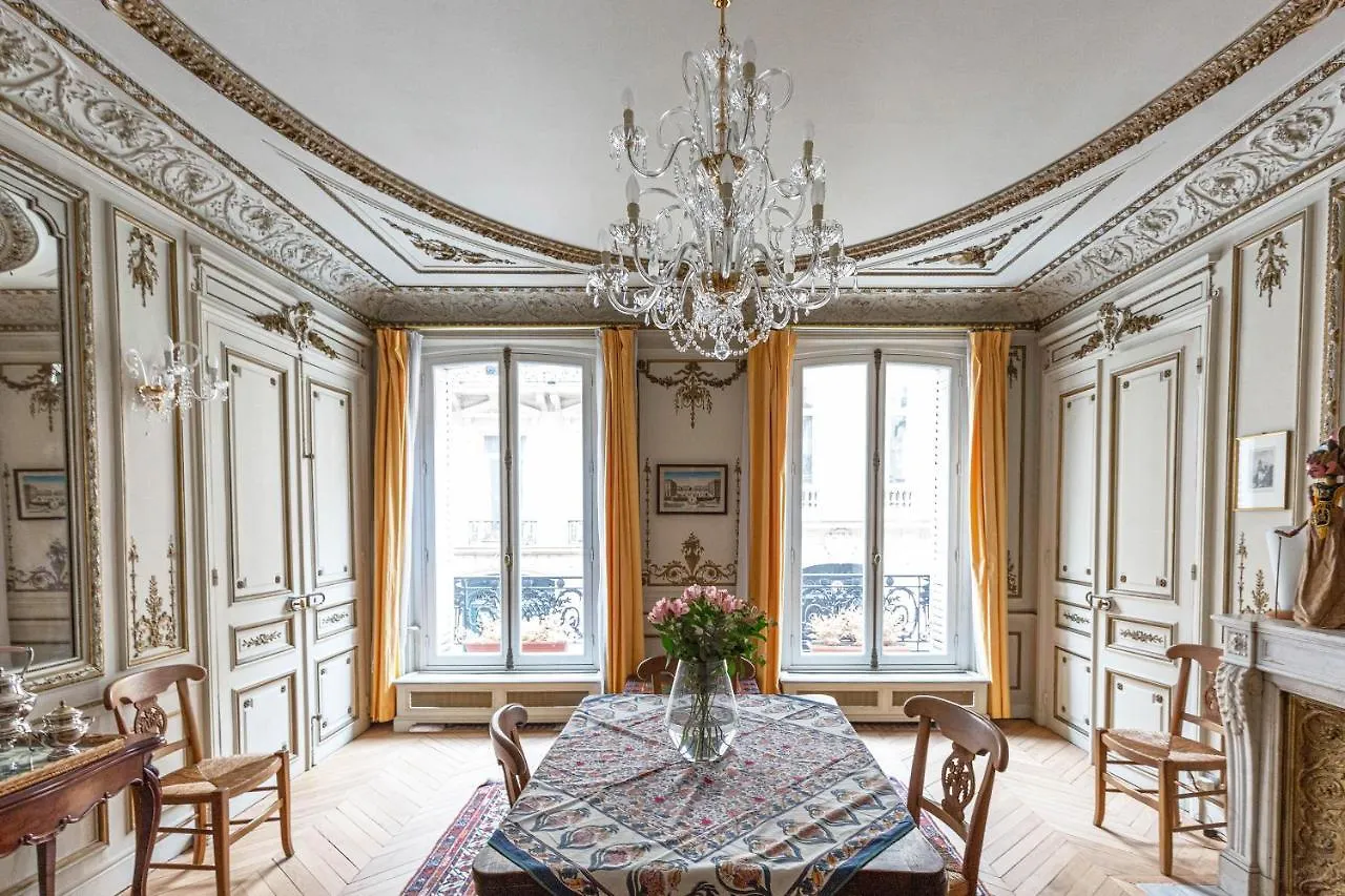 Veeve - Classical Features In The 9th Daire Paris